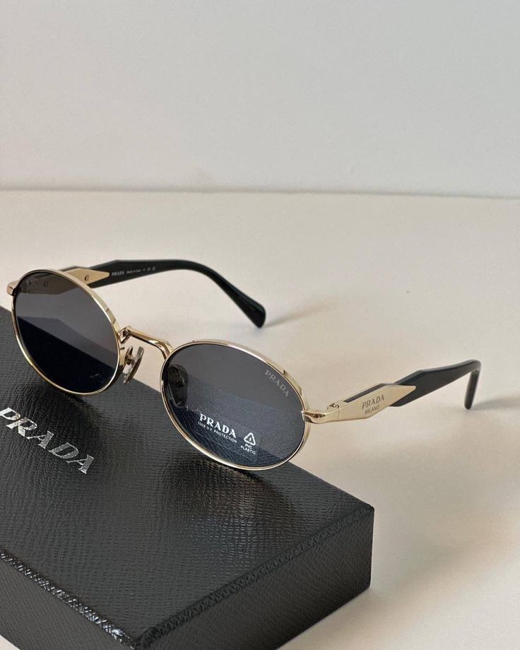 عینک پرادا بیضی طلایی